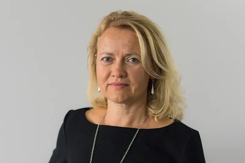 Portrait von Manuela Ahne, Zahntechnikerin und Praxisbetreuung