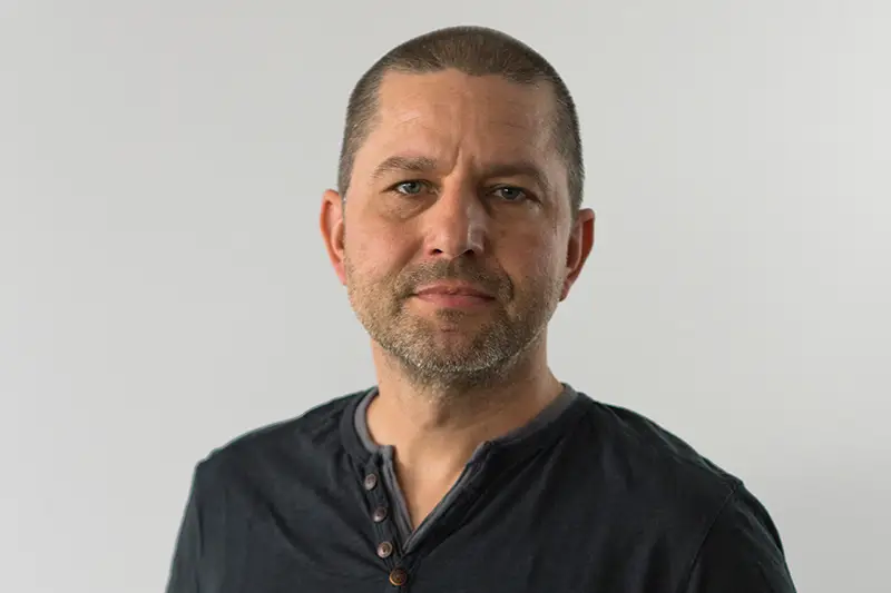 Portrait von Timm Kuhrmann, Leiter des Technologiezentrums und Zahntechniker